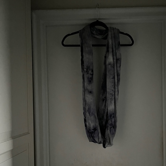 Blue & white NWOT Stretchy infinity scarf - Picture 9 of 9